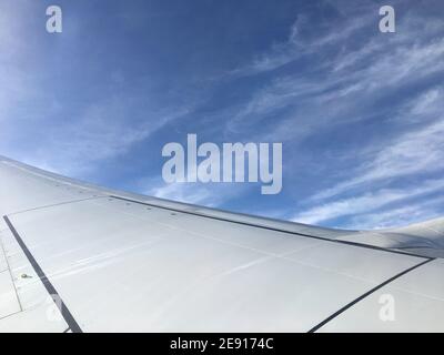 Flugzeugflügel im Himmel Stockfoto