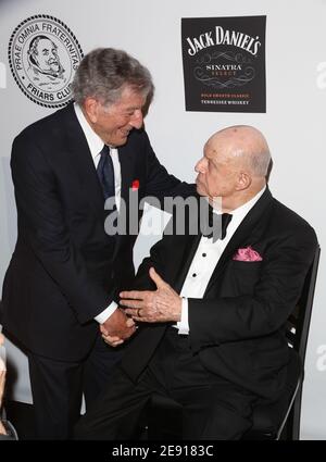 Tony Bennett und Don Rickles erhalten die Applaus Award Gala der Friars Foundation 2013 zu Ehren von Don Rickles im Waldorf Astoria am 24. Juni 2013 in New Stockfoto