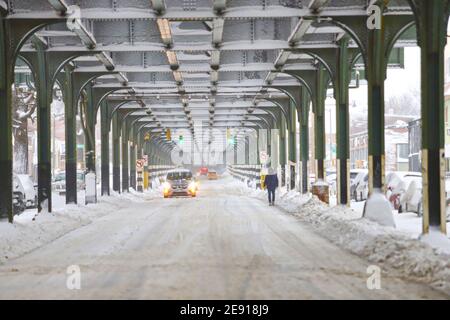 New York, USA. Februar 2021. NOVA YORK (EUA), 01/02/2021 - PRIMEIRA NEVASCA EM NOVA YORK EM 2021 - A primeira nevasca macica que atingiu Nova York em 2021 causando o fechamento de centros de vacinacao, afetando o transporte de veiculos e metros. O Governo solicitou que as pessoas ficassem em casa, excito para servicos essenciais nesta segunda Credit: Jose Francisco/TheNEWS2/ZUMA Wire/Alamy Live News Stockfoto