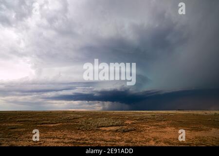 Dramatischer Himmel mit einer supercell Gewitterwolke über einem Feld in der Ebene in der Nähe von Roswell, New Mexico Stockfoto