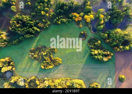 Schöne Herbstlandschaft im Naturpark, Luftaufnahme Stockfoto