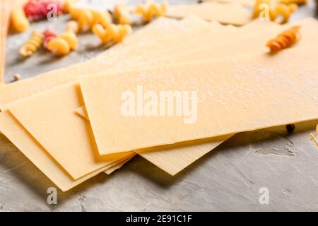 Trockene Lasagne Laken auf grunge Hintergrund Stockfoto