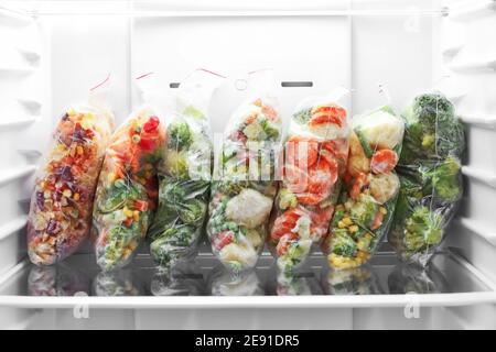 Plastiktaschen mit gefrorenes Gemüse im Kühlschrank Stockfoto