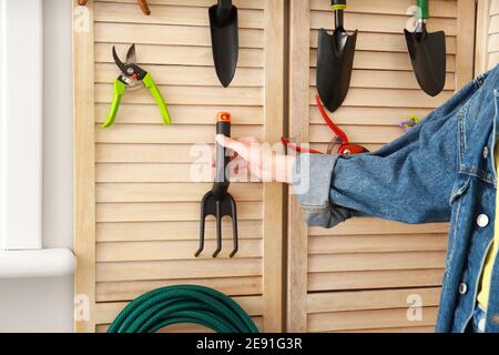 Frau mit Gartenbedarf in Scheune Stockfoto