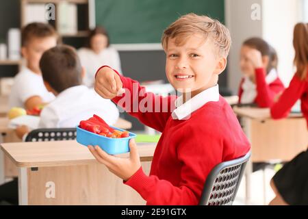 Schuljunge mit Lunchbox im Klassenzimmer Stockfoto