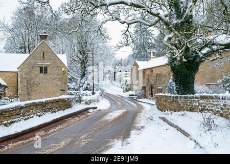 Obere Schwellen im januar Schnee. Upper Swwell, Cotswolds, Gloucestershire, England Stockfoto