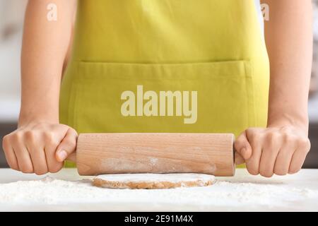 Frau, die Teig in Küche Stockfoto