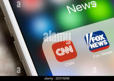 Die mobilen App-Symbole von CNN und Fox News werden am 1. Februar 2021 auf einem iPhone angezeigt. Linke (liberale) Nachrichten versus rechte (konservative) Nachrichten. Stockfoto