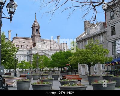 Die alte Hafengegend von Montreal hat 19th Jahrhundert, mit Rathaus im Hintergrund Stockfoto