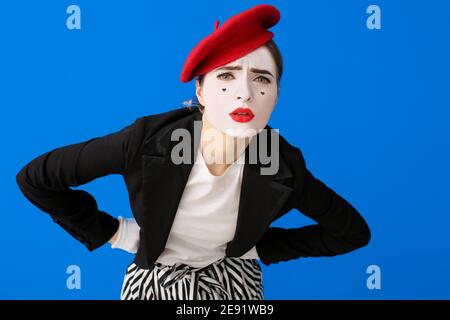 Weibliche Pantomimist auf farbigem Hintergrund Stockfoto