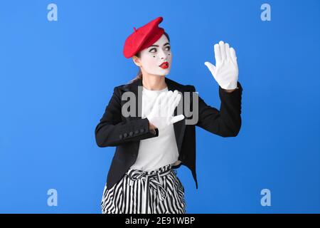 Weibliche Pantomimist auf farbigem Hintergrund Stockfoto
