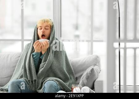 Kranker junger Mann zu Hause Stockfoto
