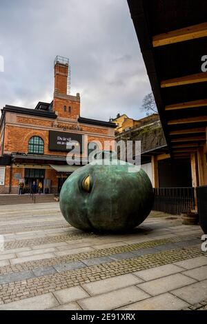 Stockholm, Schweden - 16. Januar 2020: Zeitgenössische Skulptur vor dem Museum für Fotografie in Stockholm Stockfoto