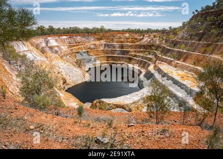 Peak Hill, NSW, Australien - verlassene Open Cut Goldmine Stockfoto