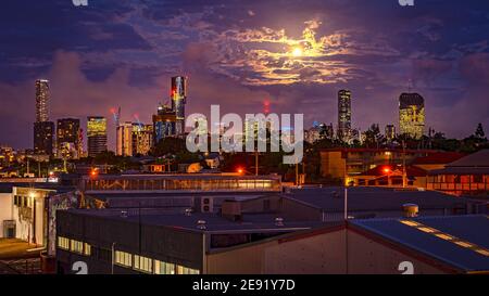 Brisbane, Australien - Stadtbild bei Nacht, beleuchtet vom Vollmond Stockfoto