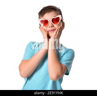 Niedlicher kleiner Junge in stilvoller herzförmiger Sonnenbrille auf weißem Hintergrund Stockfoto