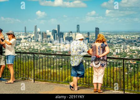 Brisbane, Australien: Menschen, die die Stadt am Mount Coot-Tha Summit Lookout überblicken Stockfoto