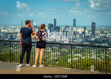 Brisbane, Australien: Menschen, die die Stadt am Mount Coot-Tha Summit Lookout überblicken Stockfoto