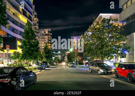 Brisbane, Australien - Wohnwohnungen bei Nacht Stockfoto