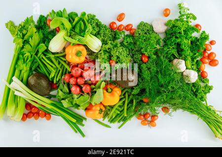 Frisches buntes Gemüse auf weißem Hintergrund. Draufsicht. Stockfoto