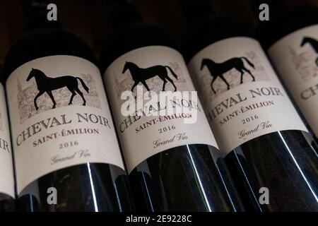 Tjumen, Russland-31. Januar 2021: Cheval Noir Wein wird aus Merlot und Cabernet Franc Trauben hergestellt Stockfoto