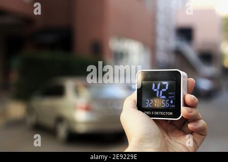 Überprüfung der Luftqualität mit dem Handsensor PM2.5. PM2.5 Partikel Staub auf schädlich ungesund über akzeptable Norm. Stockfoto