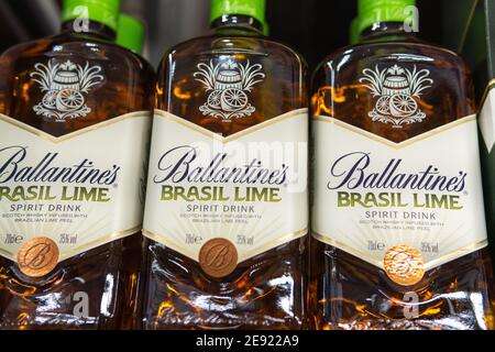 Tjumen, Russland-31. Januar 2021: ballantines Whiskey Brasil lime. Selektiver Fokus auf die Regale des Hypermarktes Stockfoto