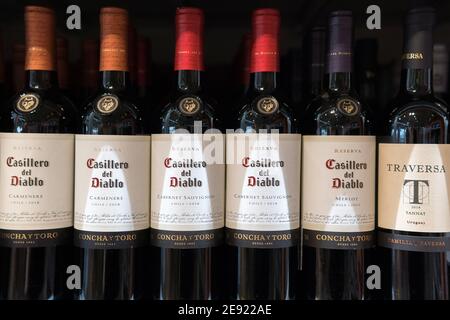 Tyumen, Russland-31. Januar 2021: Wein Casillero del Diablo, carmenere Wein, Traube 2018 Stockfoto