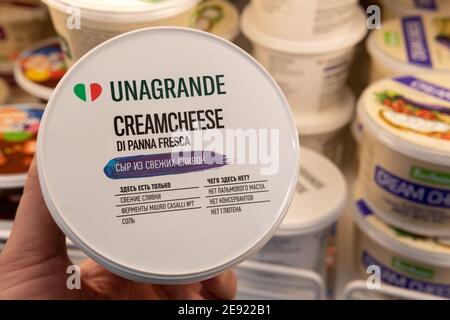 Tjumen, Russland-31. Januar 2021: Italienischer Käse Unagrande aus frischer Milch Stockfoto