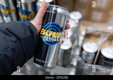 Tjumen, Russland-31. Januar 2021: Aluminiumdose von Bullet. In der Hand eines Kunden in einem Hypermarkt Stockfoto