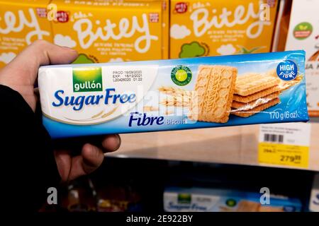 Tyumen, Russland-Januar 31, 2021: Gullon Marke zuckerfreie Kekse recyclebare Verpackung. Kauf von nützlichen Produkten Stockfoto