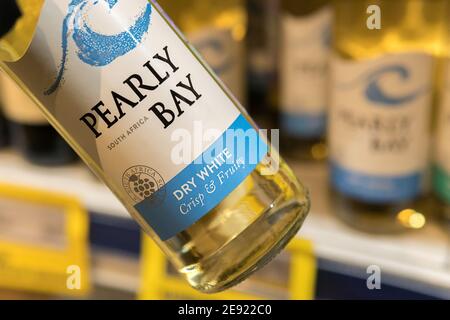 Tjumen, Russland-31. Januar 2021: Pearly Bay Dry Wein wird von der südafrikanischen Firma KWV hergestellt Stockfoto