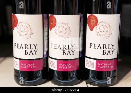 Tjumen, Russland-31. Januar 2021: Pearly Bay Dry Rotwein wird von der südafrikanischen Firma KWV hergestellt Stockfoto