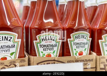 Tjumen, Russland-31. Januar 2021: Heinz Tomato Ketchup ist eine Marke von Ketchup, die von der Firma H. J. Heinz produziert wird Stockfoto