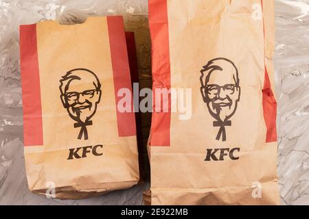 Tjumen, Russland-Januar 20, 2021: KFC Fast-Food-Restaurant. KFC ist eine Fast-Food-Restaurantkette, die auf gebratenes Huhn spezialisiert ist Stockfoto