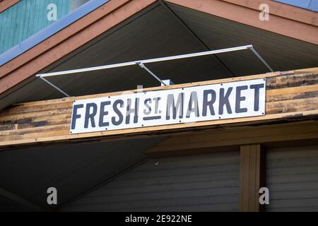 Whistler, Kanada - Juli 5,2020: Blick auf Schild Fresh Street Market Lebensmittelgeschäft in Whistler Village Stockfoto