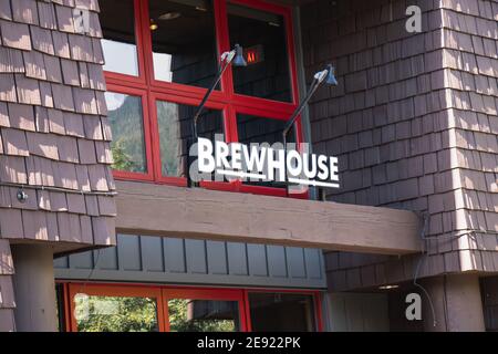 Whistler, Kanada - Juli 5,2020: Blick auf das Schild Brewhouse Pub in Whistler Village Stockfoto