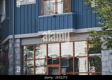 Whistler, Kanada - Juli 5,2020: Blick auf das Schild The Plaza Galleries Building in Whistler Village Stockfoto