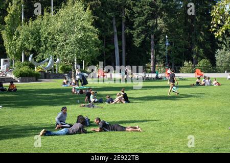 Whistler, Kanada - Juli 5,2020: An einem sonnigen Tag im Whistler Village sitzen die Menschen auf dem grünen Rasen Stockfoto