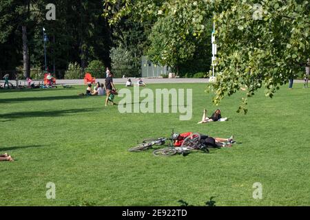 Whistler, Kanada - Juli 5,2020: An einem sonnigen Tag im Whistler Village sitzen die Menschen auf dem grünen Rasen Stockfoto