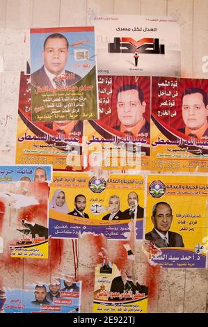 QENA, ÄGYPTEN - JANUAR 4: Wahlplakate, die Kandidaten für die Parlamentswahlen am 4 2012. Januar in der Stadt fördern. Der Präsident und Stockfoto