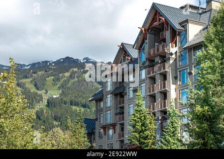 Whistler, Kanada - Juli 5,2020: Blick auf das Westin Resort Spa Hotel in Whistler Village an einem sonnigen Tag Stockfoto