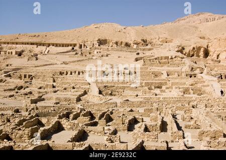Zerstörte Häuser und Gräber der altägyptischen Stadt Deir el Medina, Luxor, Ägypten. Ruinen über 1000 Jahre alt. Stockfoto