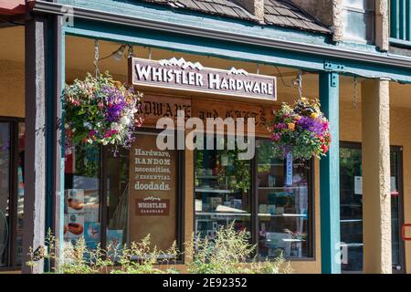 Whistler, Kanada - Juli 5,2020: Blick auf das Schild Whistler Eisenwarengeschäft in Whistler Village Stockfoto