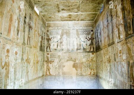 Blick in eine der drei Kapellen des altägyptischen Tempels in Deir el Medina am Westufer des Nils in Luxor. Alter Tempel, über 1000 Jahre Stockfoto