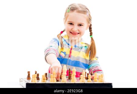 Fröhlich lächelnd kleines Mädchen spielt Schach isoliert auf einem Weißer Hintergrund Stockfoto