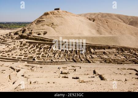 Die Ruinen des alten ägyptischen Arbeiterdorfes Deir el Medina am Westufer des Nils in Luxor, Ägypten. Alte Ruine, über 1000 Jahre alt. Stockfoto