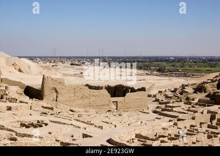 Blick von oben auf den zerstörten alten ägyptischen Tempel in Deir el Medina. Gebaut für Pharao Ptolemäus IV. Am Westufer des Nils in Luxor. Stockfoto