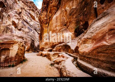 Die Siq, eine wundersame schmale Steingalerie im geheimnisvollen Petra, Jordanien Stockfoto