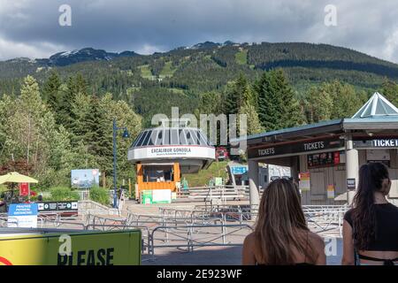 Whistler, Kanada - Juli 5,2020:Blick auf Schild Excalibur Gondola Zugang zum Blackcomb Mountain mit Arbeitern in Gesichtsmasken Stockfoto